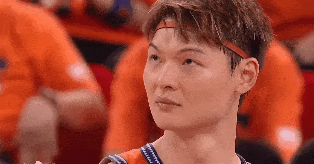 500彩票网平台-众生相！上海球员夺冠疯狂庆祝，孙铭徽场下表情落寞